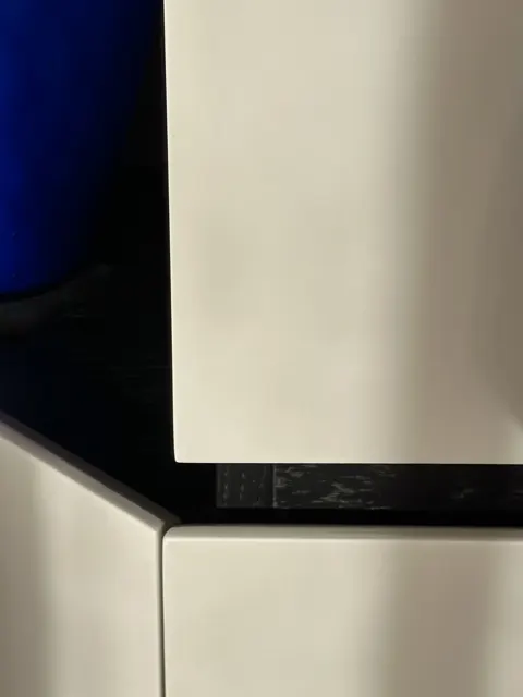 L'angolo del volume laccato nella luce radente