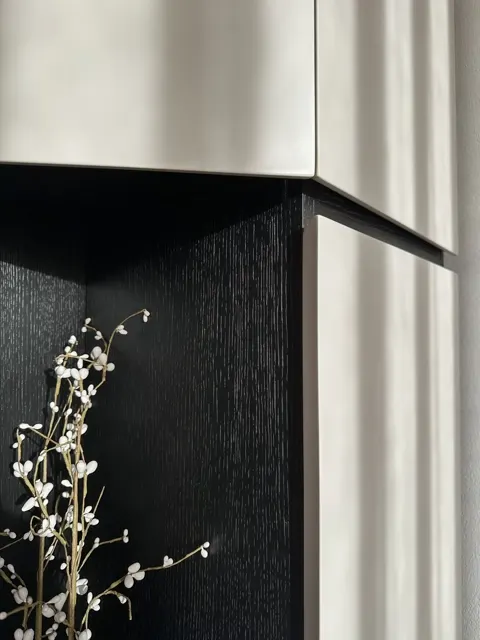 La nicchia in rovere nero con i fiori bianchi