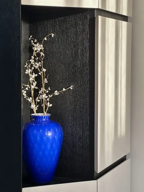Il vaso blu di Murano nella nicchia