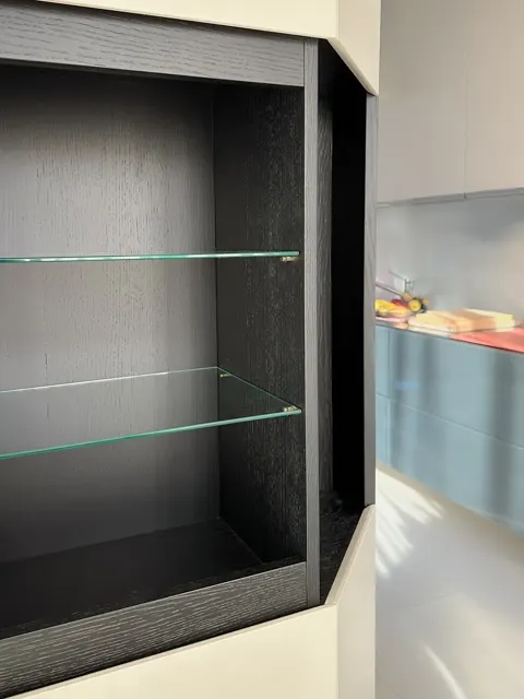 La colonna vetrina con i ripiani in vetro