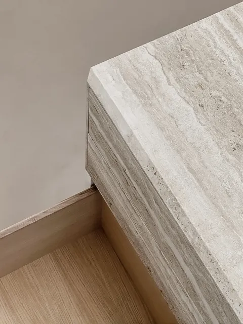 Il gradino di travertino sul rovere
