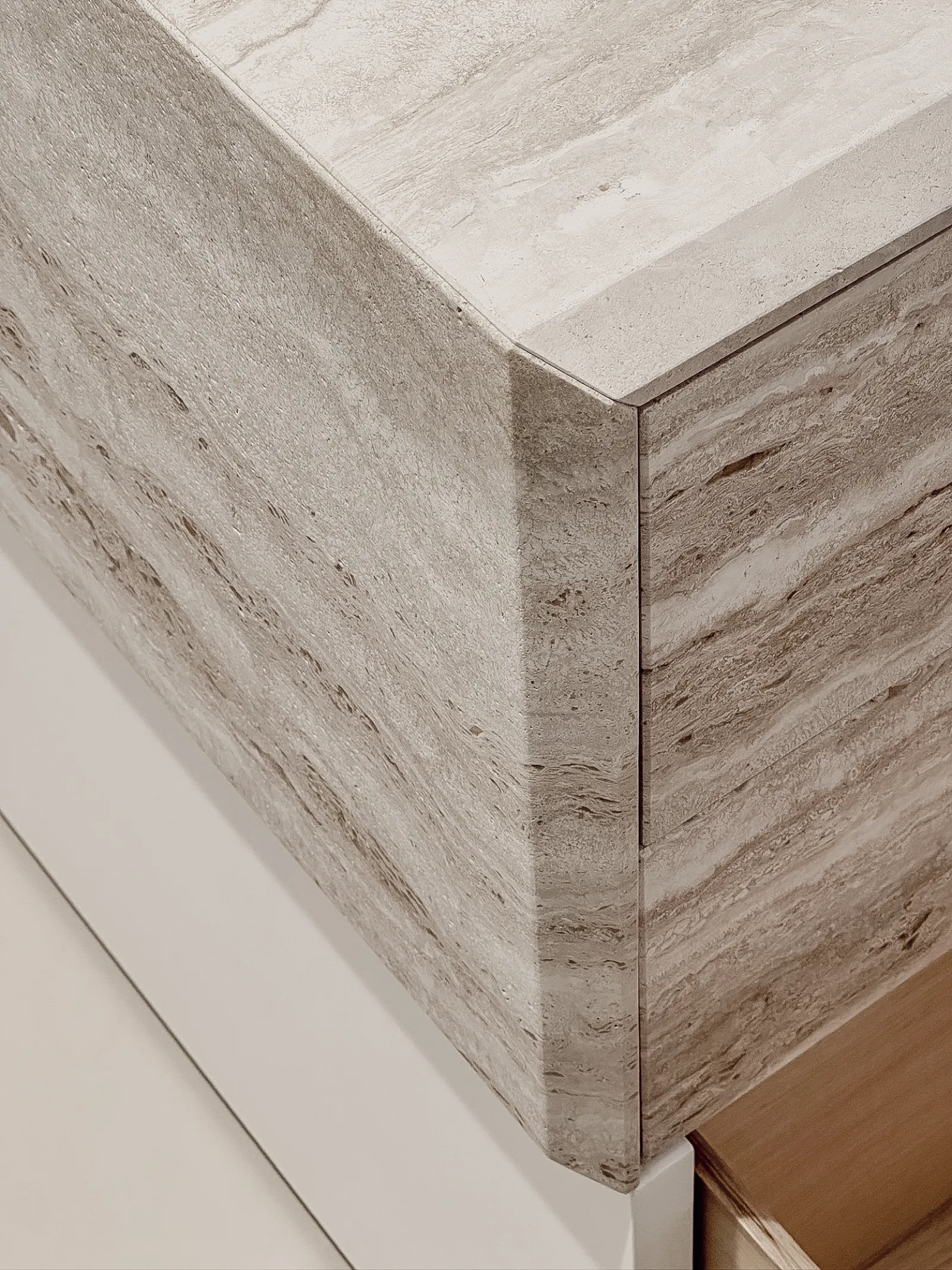 Il fianco spazzolato del blocco, con la texture materica in evidenza