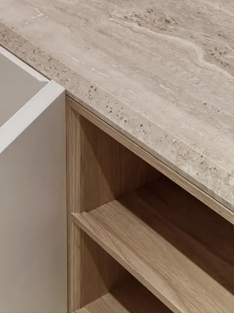 La mensola in rovere sotto il piano