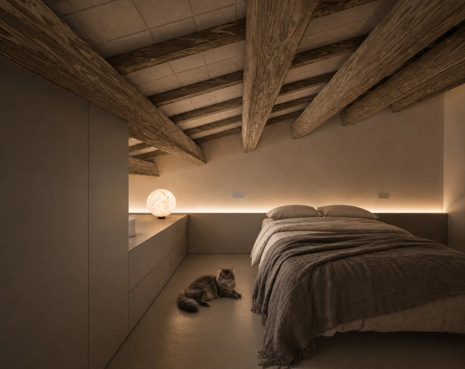 La camera mansardata: le travi a vista e la boiserie dietro al letto con la luce lineare indiretta