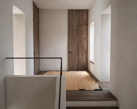 Il disimpegno del piano primo di Casa AM, con pareti chiare e luce radente