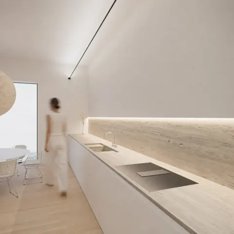 La cucina lineare con schienale in travertino