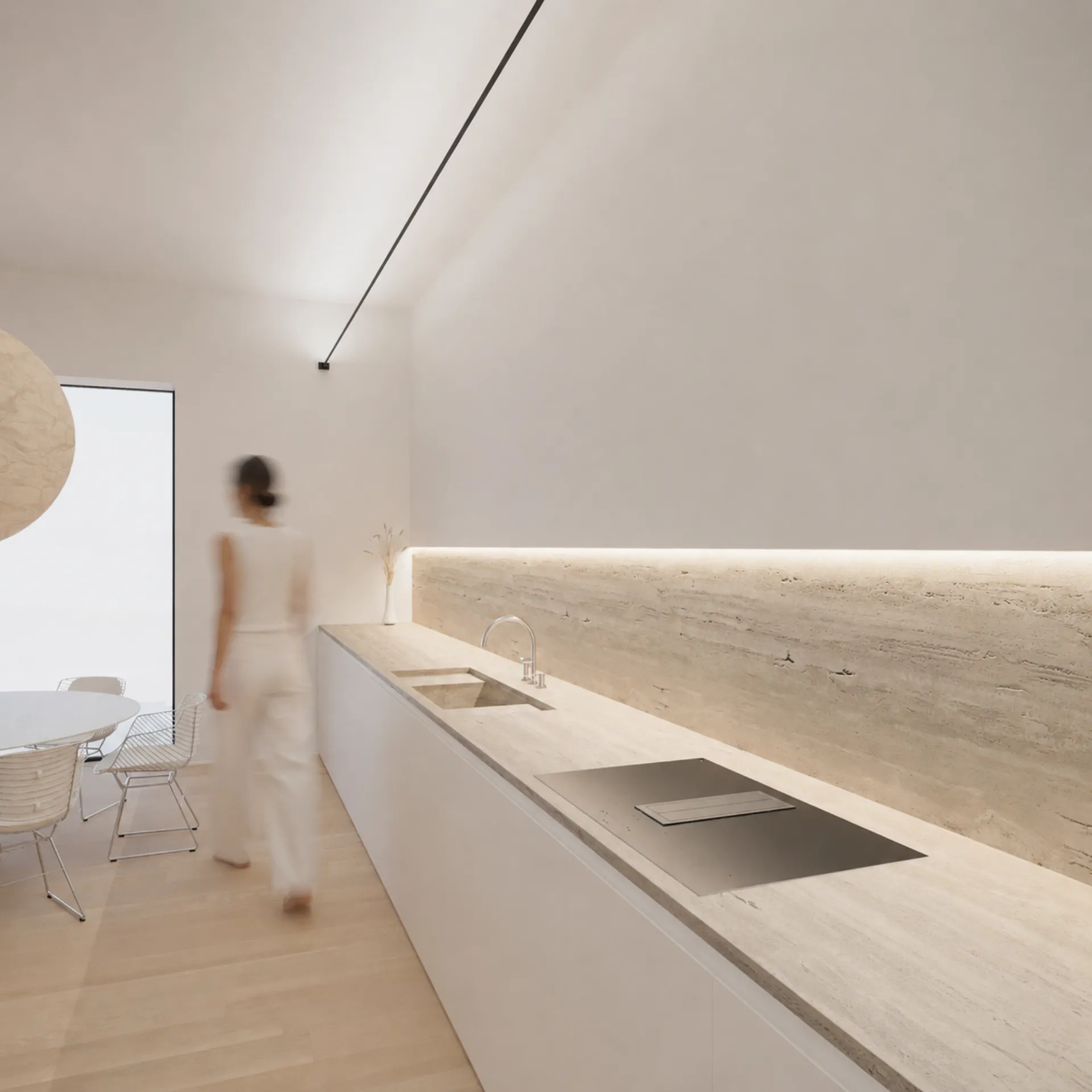 L'elemento operativo lineare della cucina, con il rivestimento in travertino sopra le basi