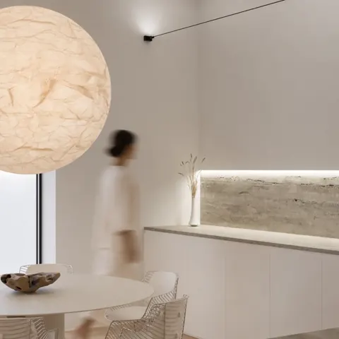 La luce indiretta sul travertino