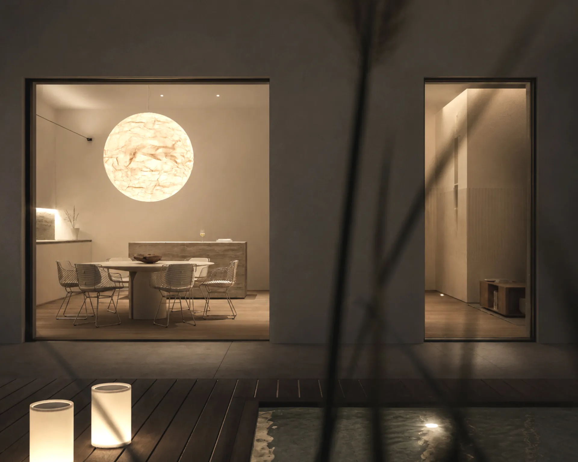 Villa D di notte: la casa illumina il bordo dell'acqua come una lanterna