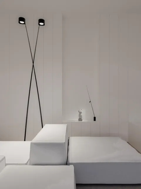 Il soggiorno bianco con le lampade a stelo incrociate