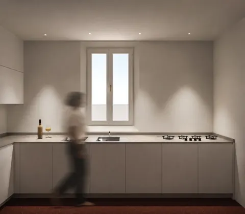 La cucina con il piano in acciaio