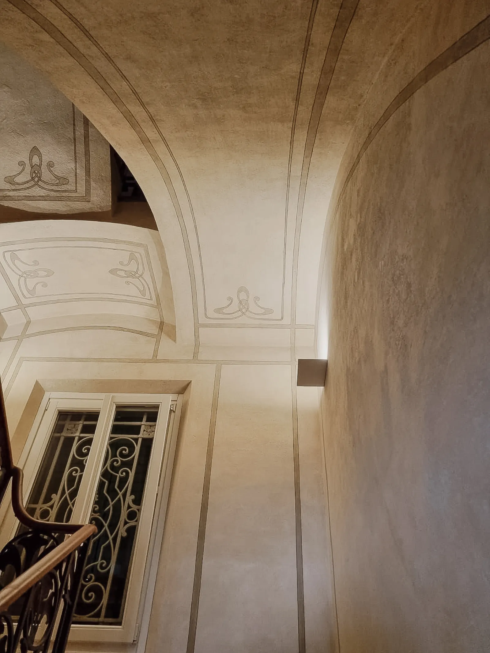 Il vano scala voltato e affrescato di Villa N, illuminato da luce indiretta