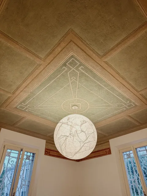 La sfera di carta sotto l'affresco