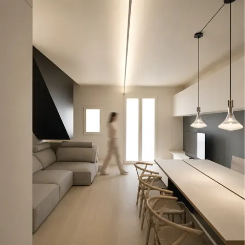 La zona pranzo verso la soglia della cucina