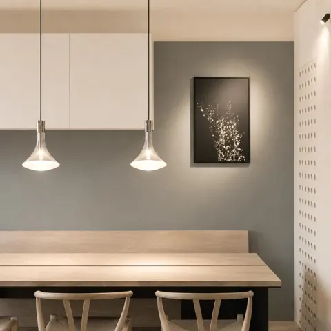 Il tavolo su misura sotto le sospensioni in vetro