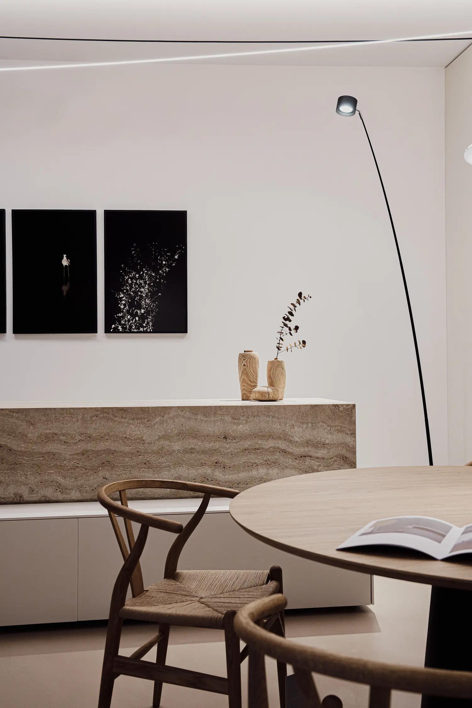 Lo showroom Origo: tavolo in rovere, sedie in legno, lampade in carta e vetro