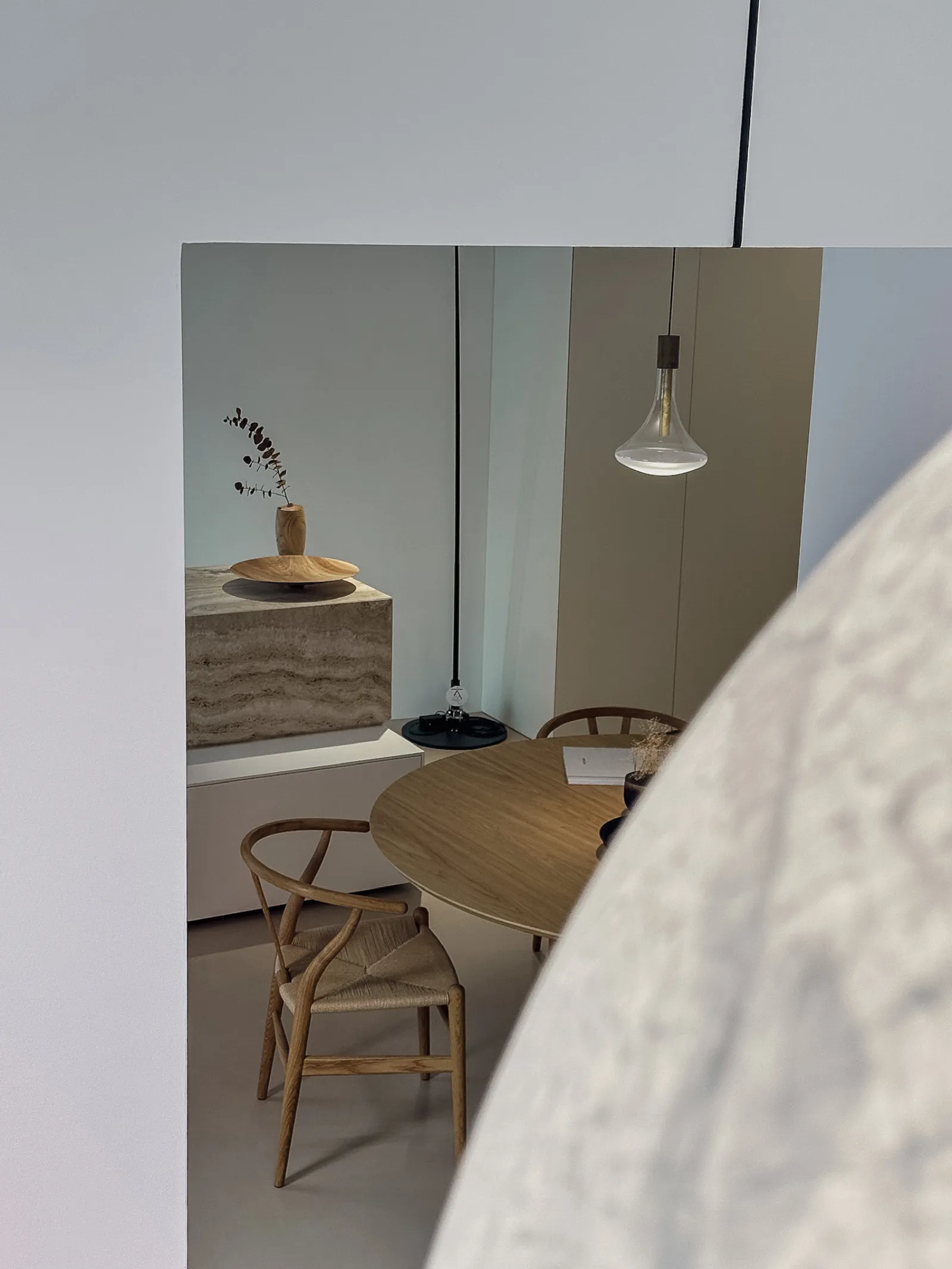 Il riflesso della sala pranzo dello showroom in uno specchio circolare
