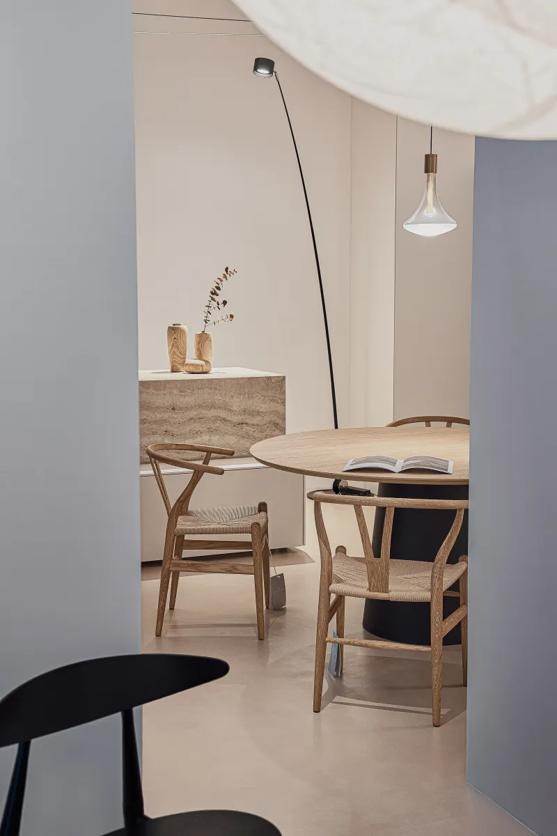 Una soglia dello showroom con una sfera di carta e una composizione di vasi in legno