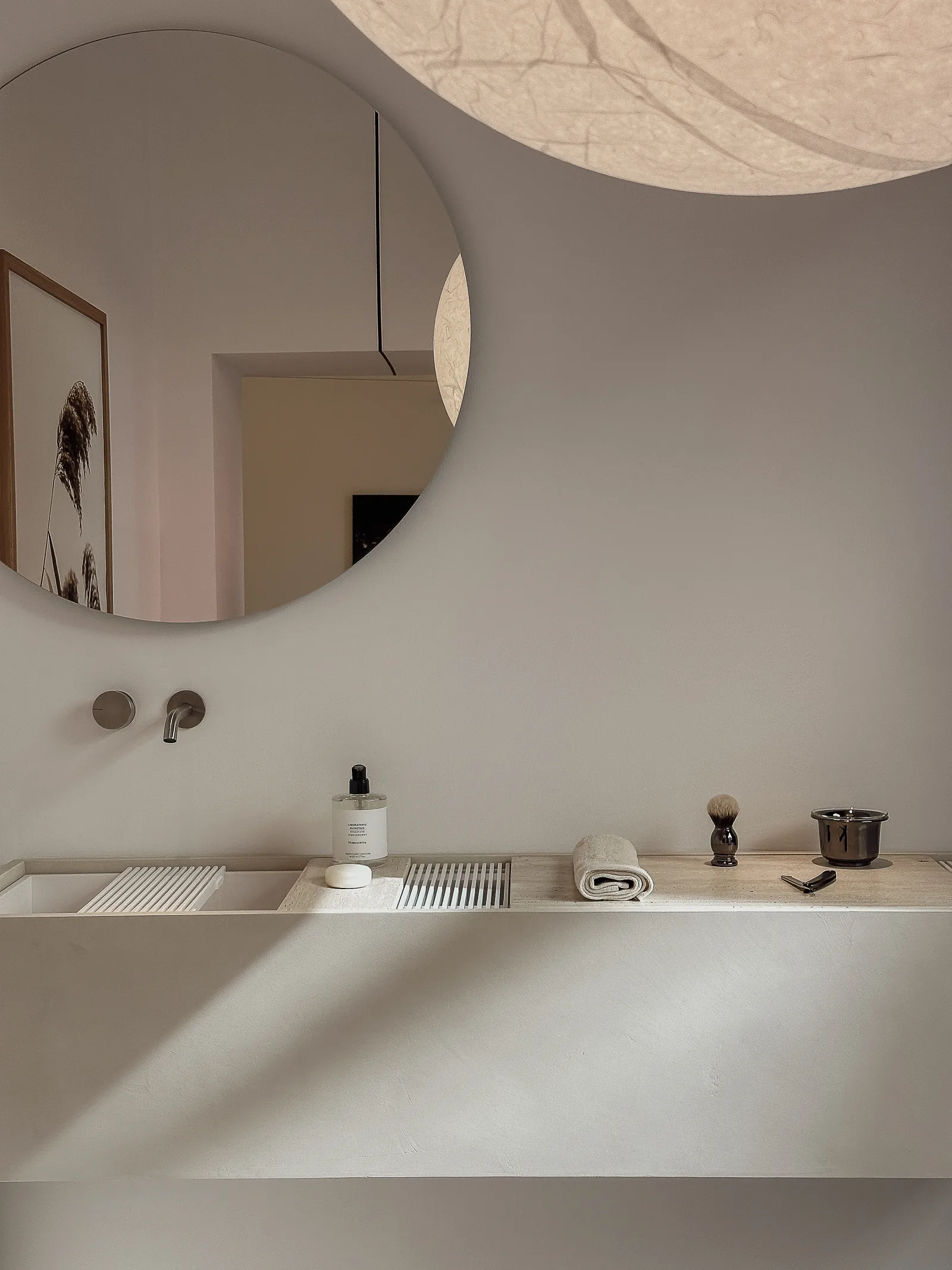 Una pagina del book Origo con materiali e progetto bagno